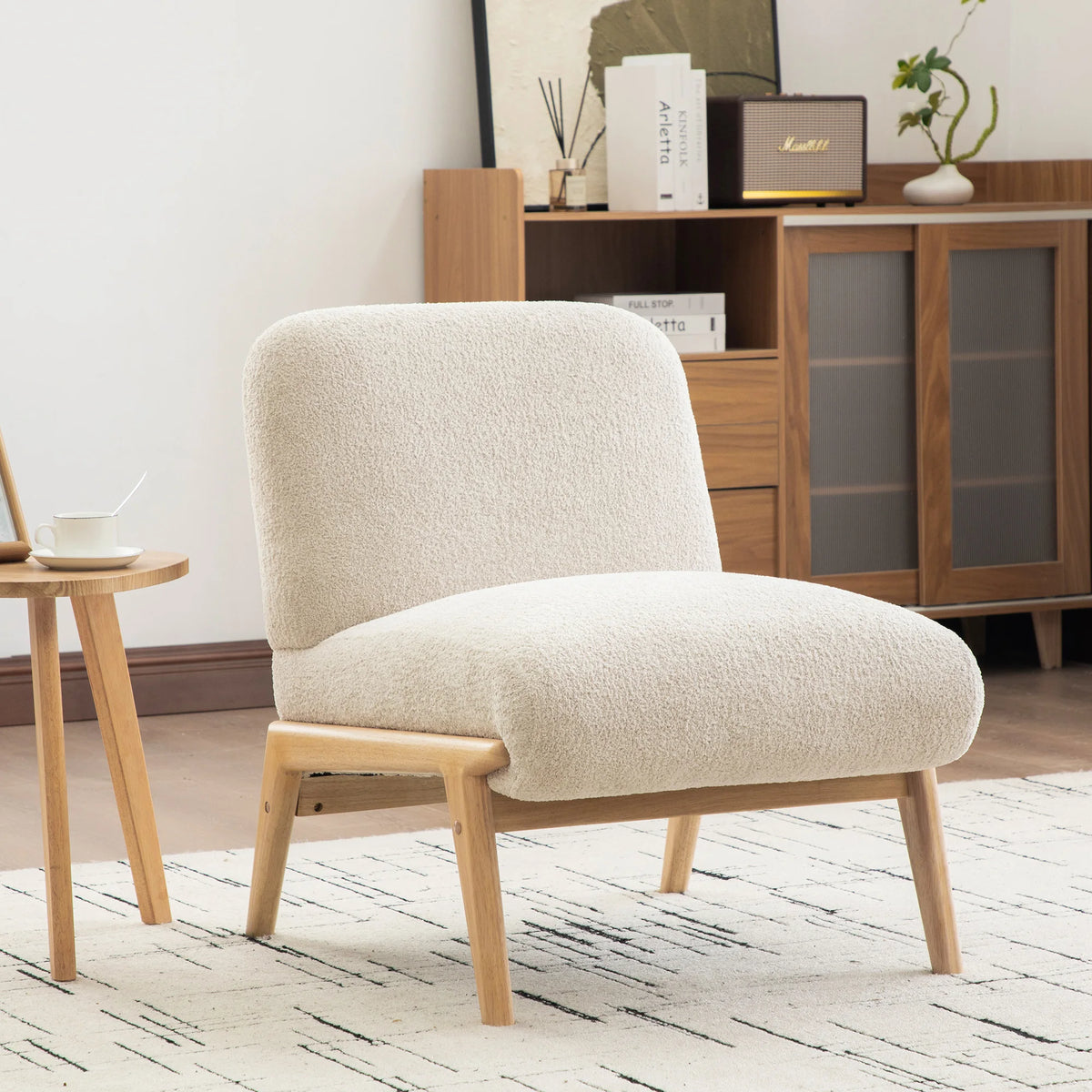 Fauteuil rembourré à pieds en bois clair, beige, dans un salon
