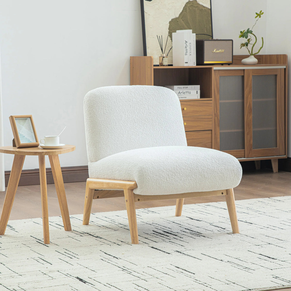 Fauteuil rembourré à pieds en bois clair, blanc, dans un salon