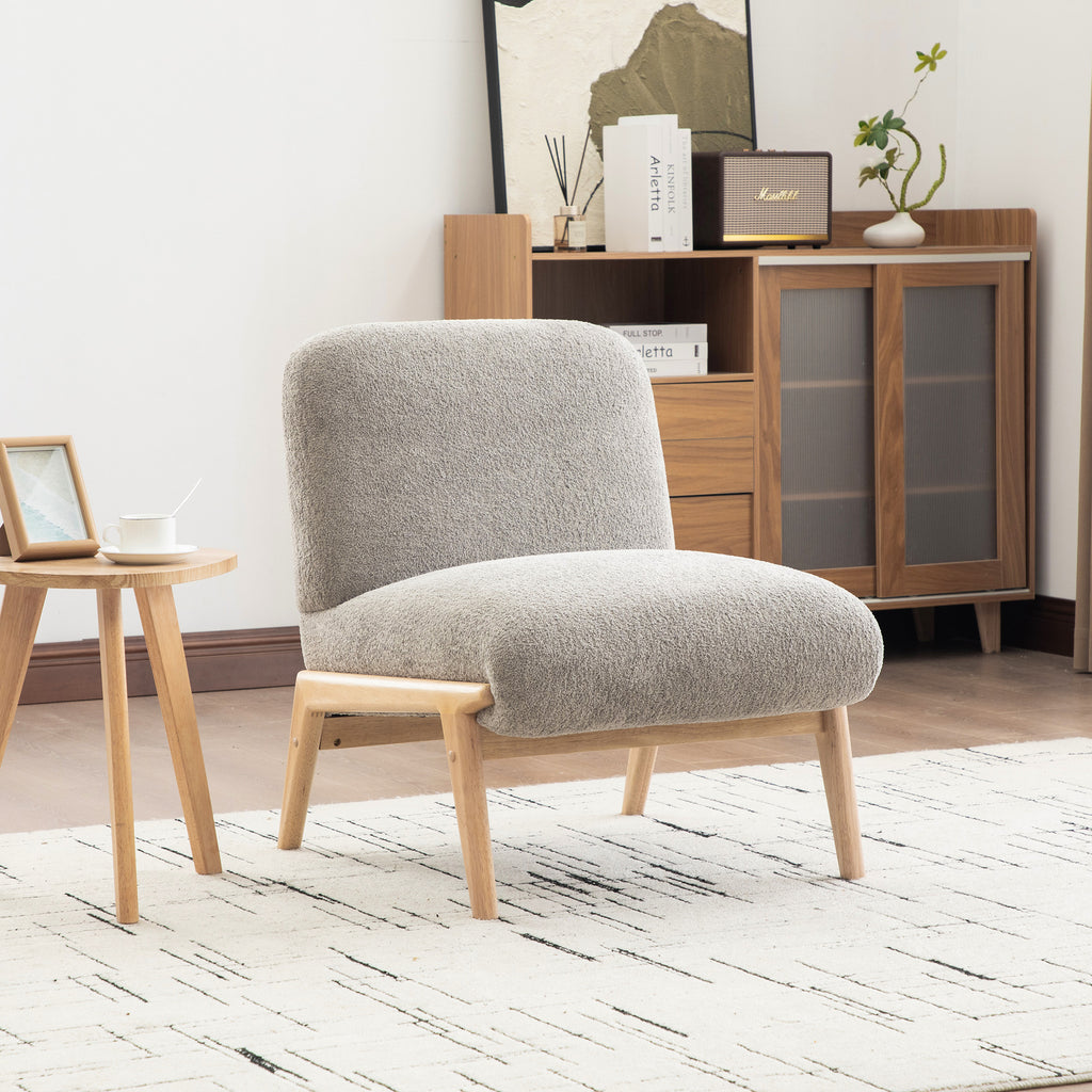 Fauteuil rembourré à pieds en bois clair, gris, autre angle dans un salon