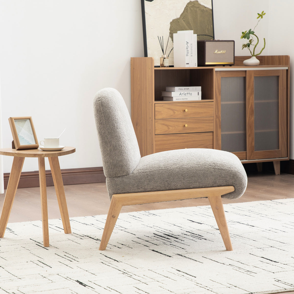 Fauteuil rembourré à pieds en bois clair, gris, vue de profil