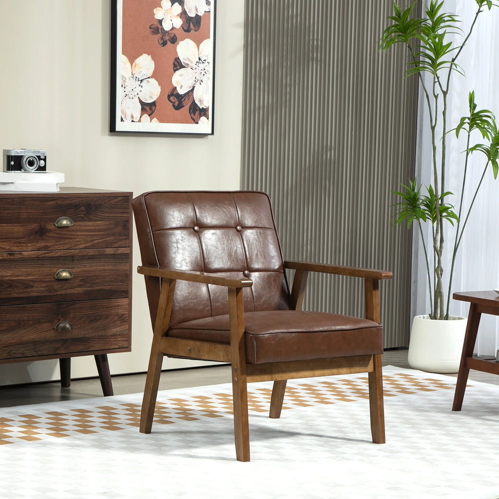 Fauteuil rétro marron aspect cuir à accoudoirs en bois, dans un salon