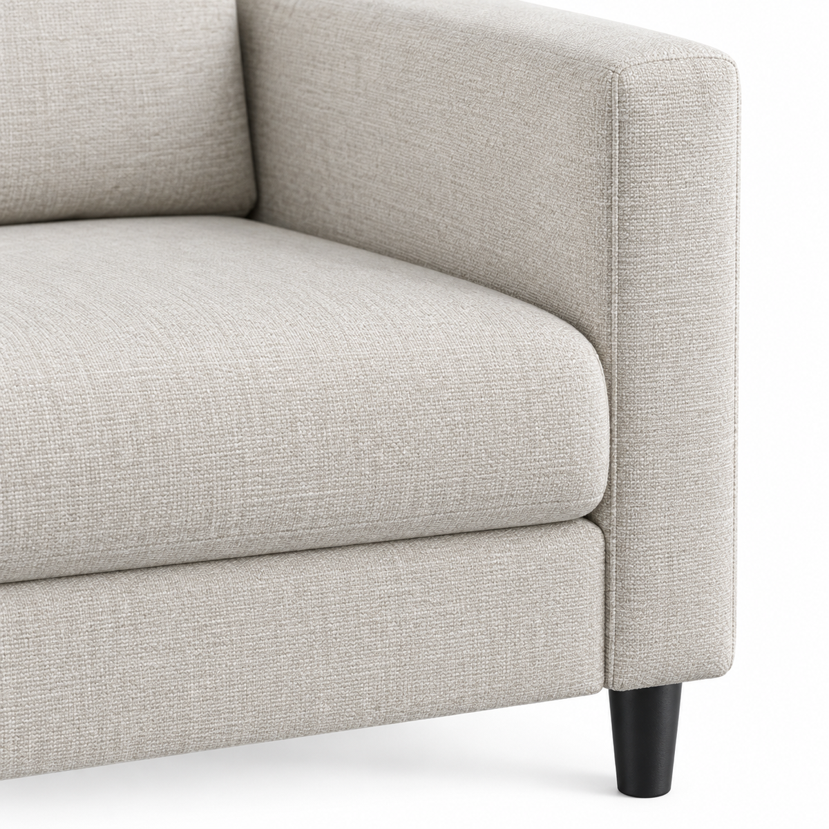 Détail de l’accoudoir, de l’assise beige et du pied noir du petit canapé 2 places