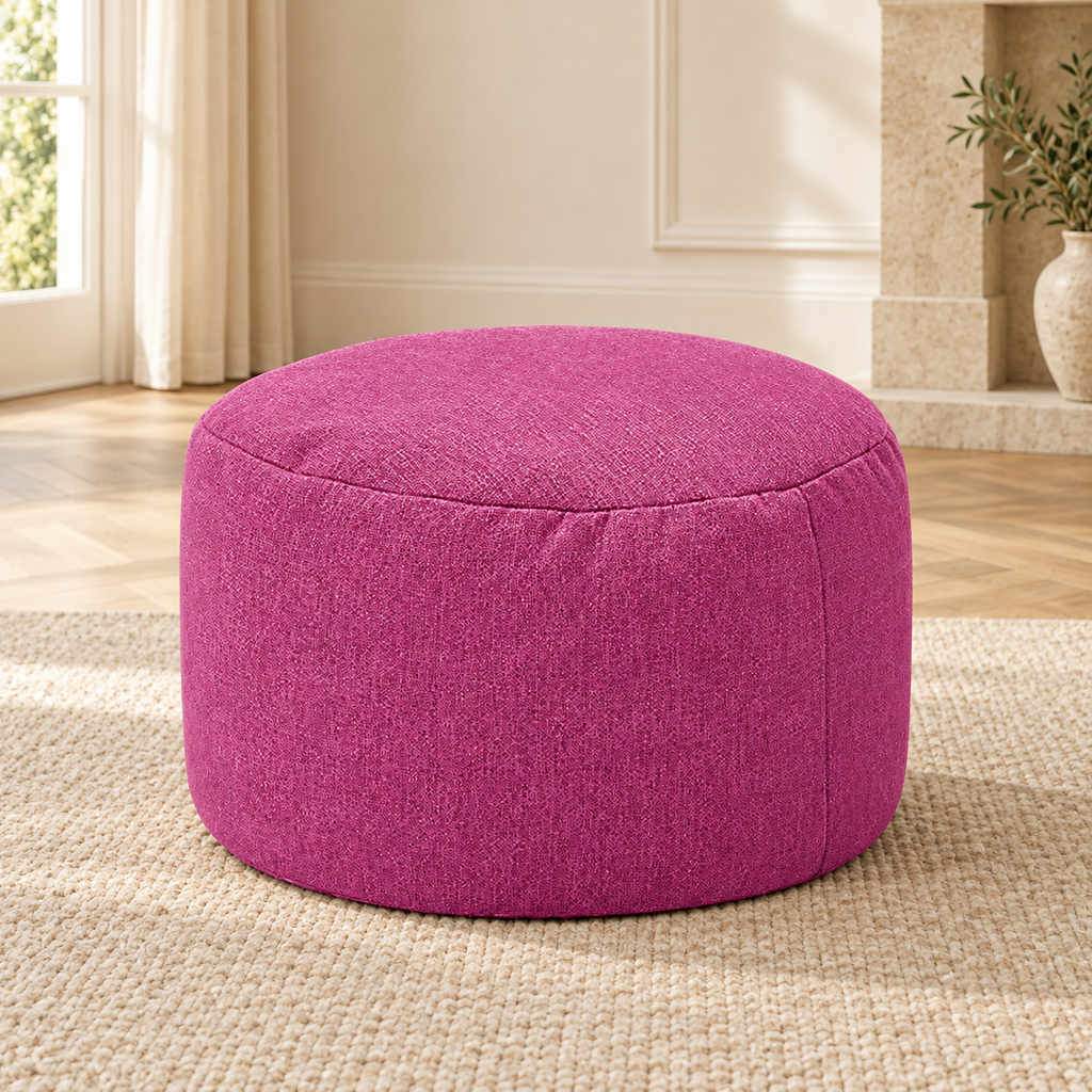 Petit pouf rond rembourré en tissu, violet, autre angle dans un salon lumineux