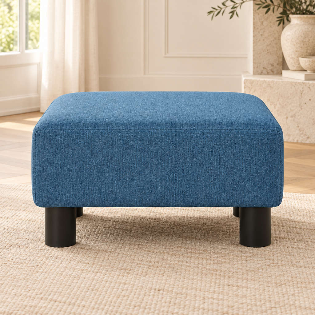 Pouf bleu à pieds en bois, autre angle dans un salon lumineux