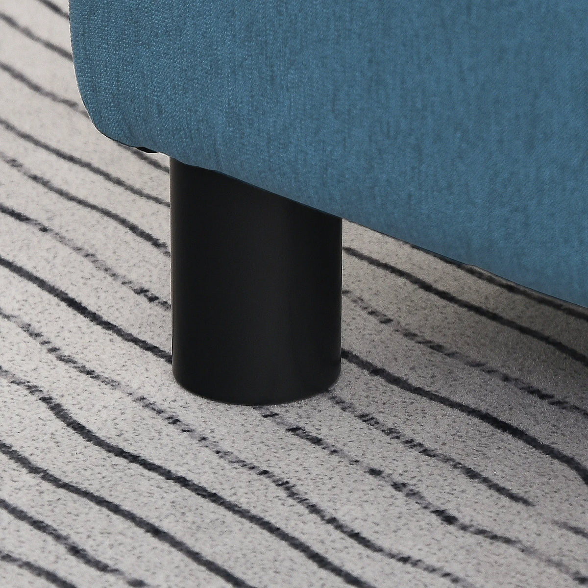 Pouf bleu à pieds en bois, détail du pied