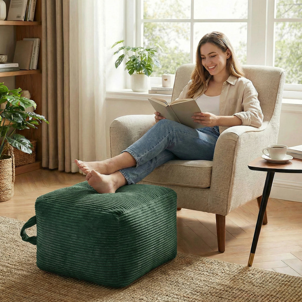 Pouf carré côtelé, vert, dans un salon