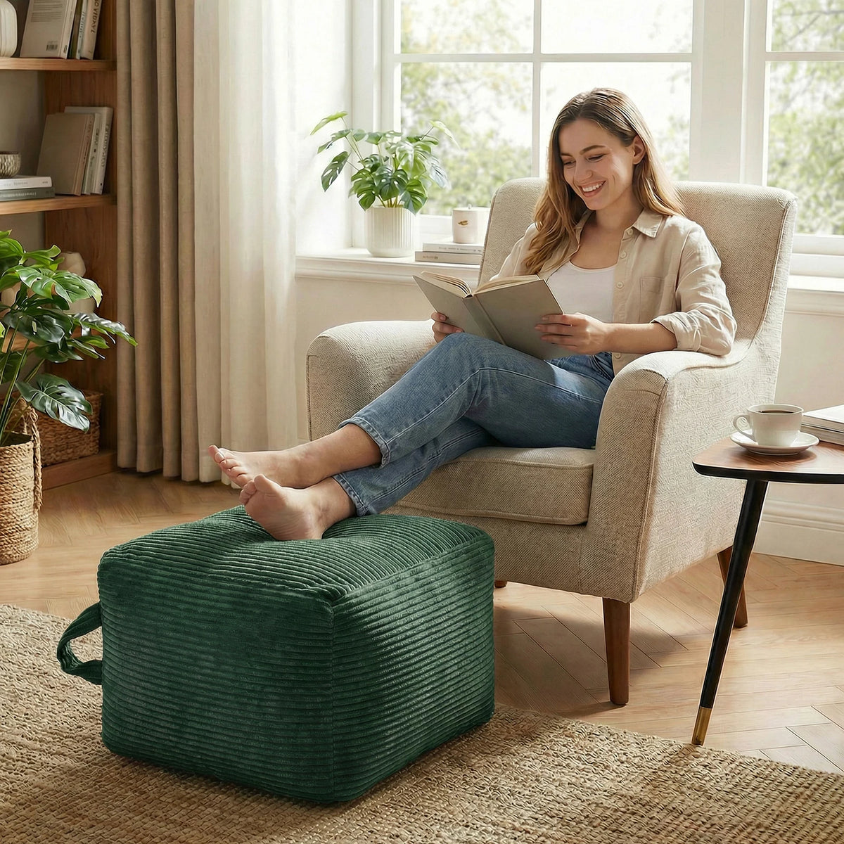 Pouf carré côtelé, vert, dans un salon