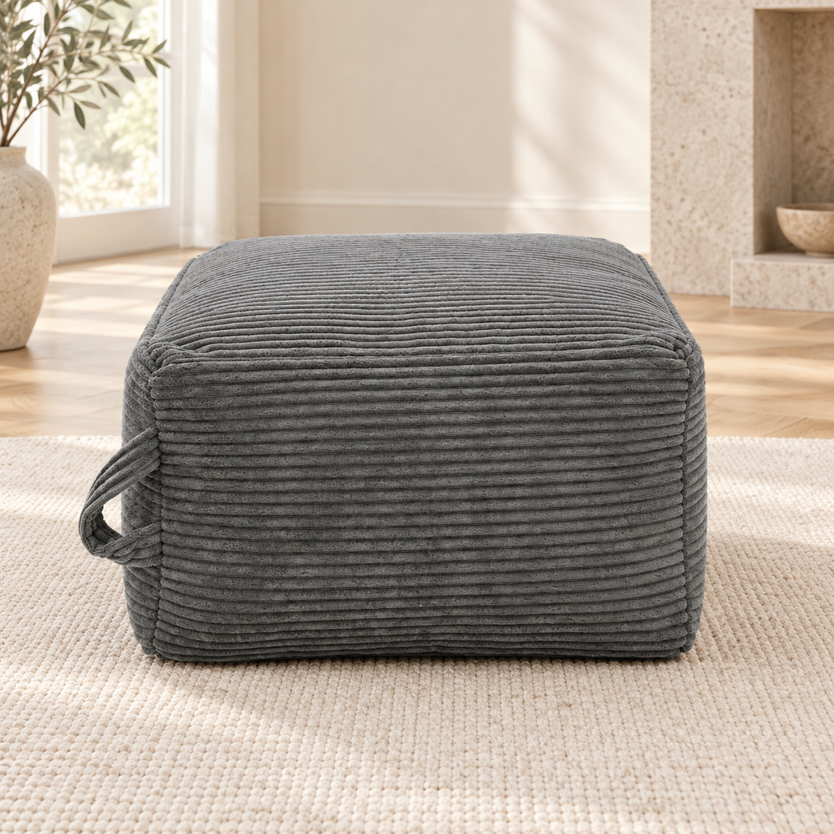 Pouf carré côtelé, gris, autre angle dans un salon lumineux