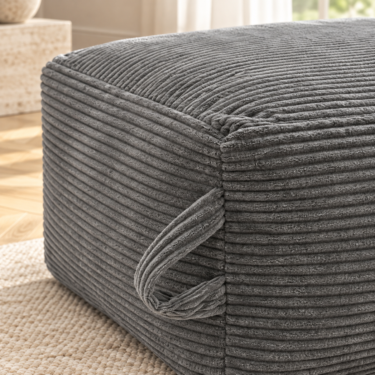 Pouf carré côtelé, gris, gros plan du revêtement et des finitions