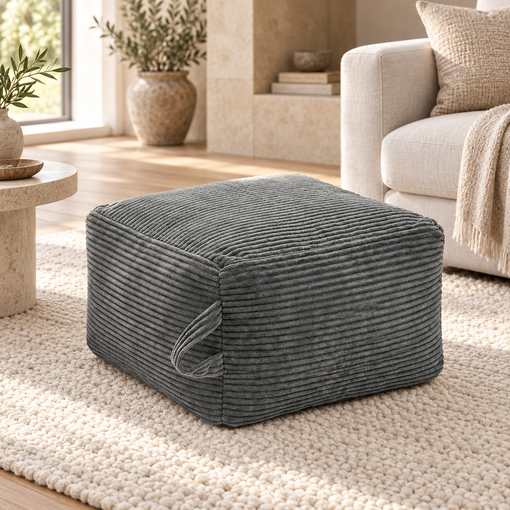Pouf carré côtelé, gris, dans un salon