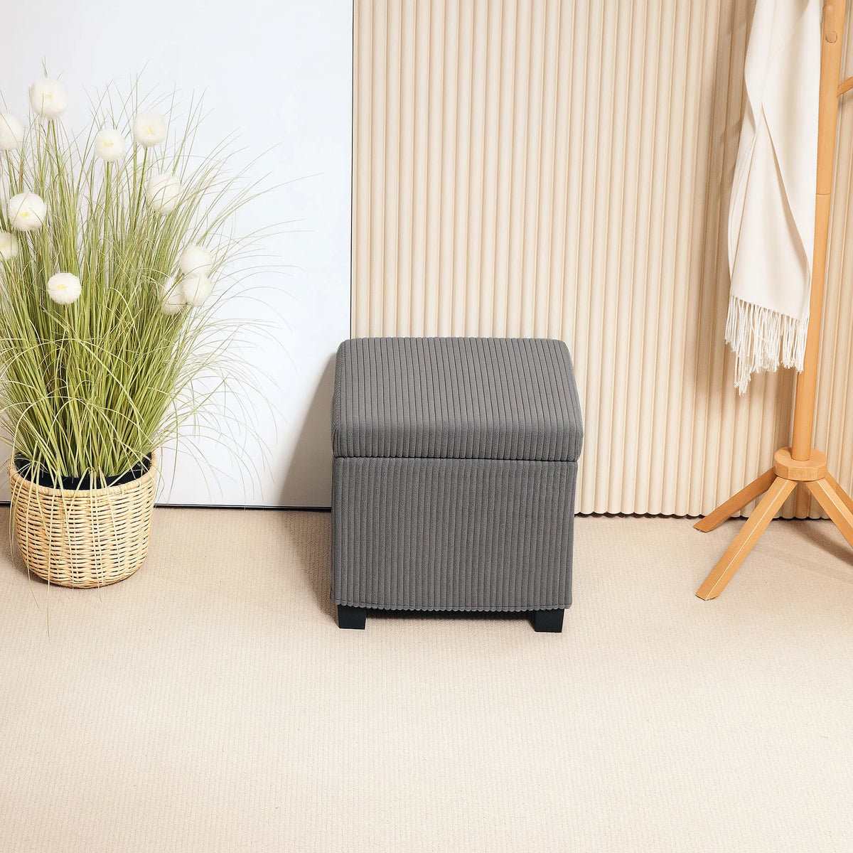 Pouf coffre carré gris en velours côtelé, autre vue dans une pièce de vie