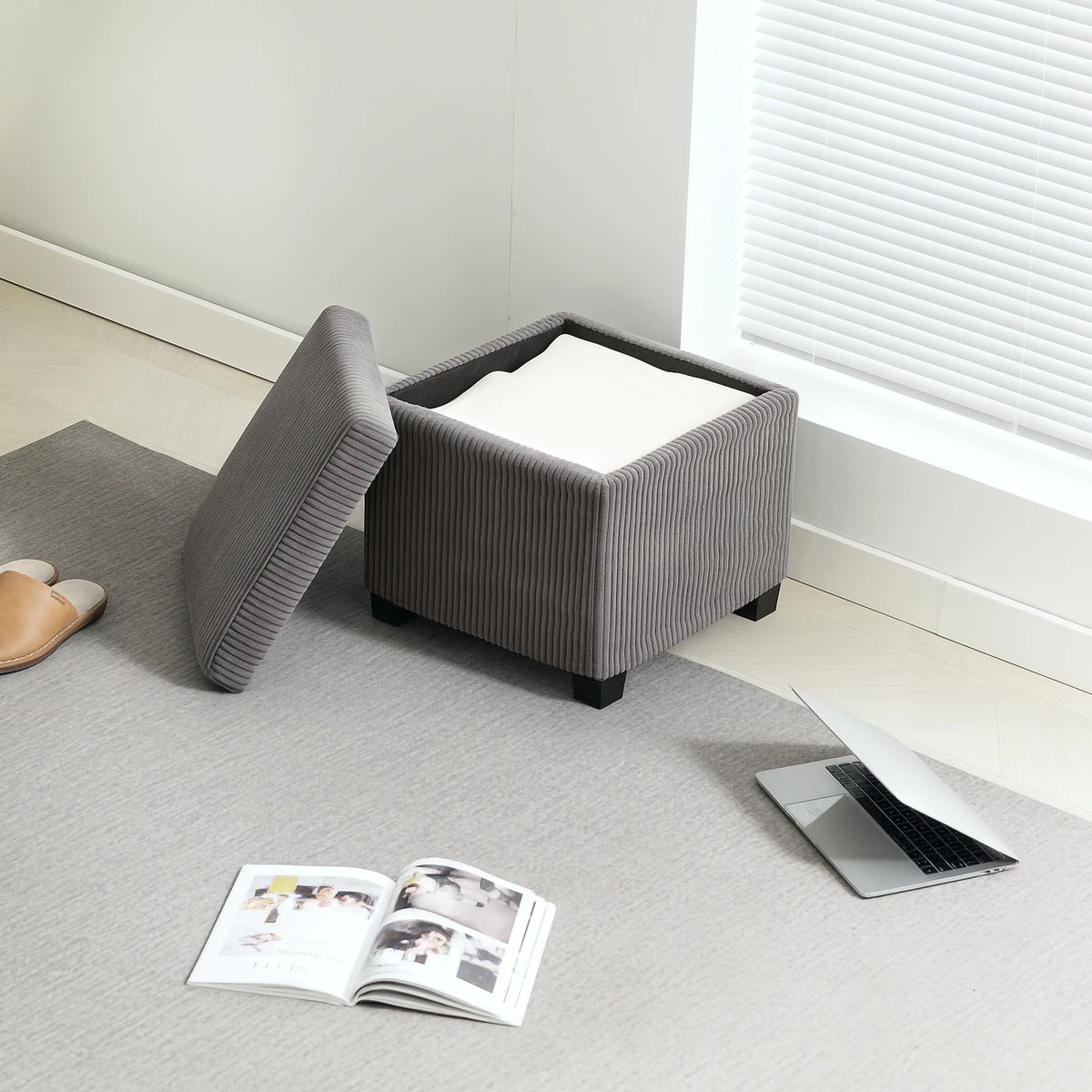 Pouf coffre carré gris en velours côtelé, couvercle retiré et rangement intérieur