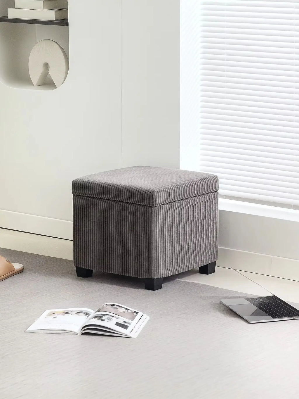 Pouf coffre carré gris en velours côtelé, dans une pièce de vie