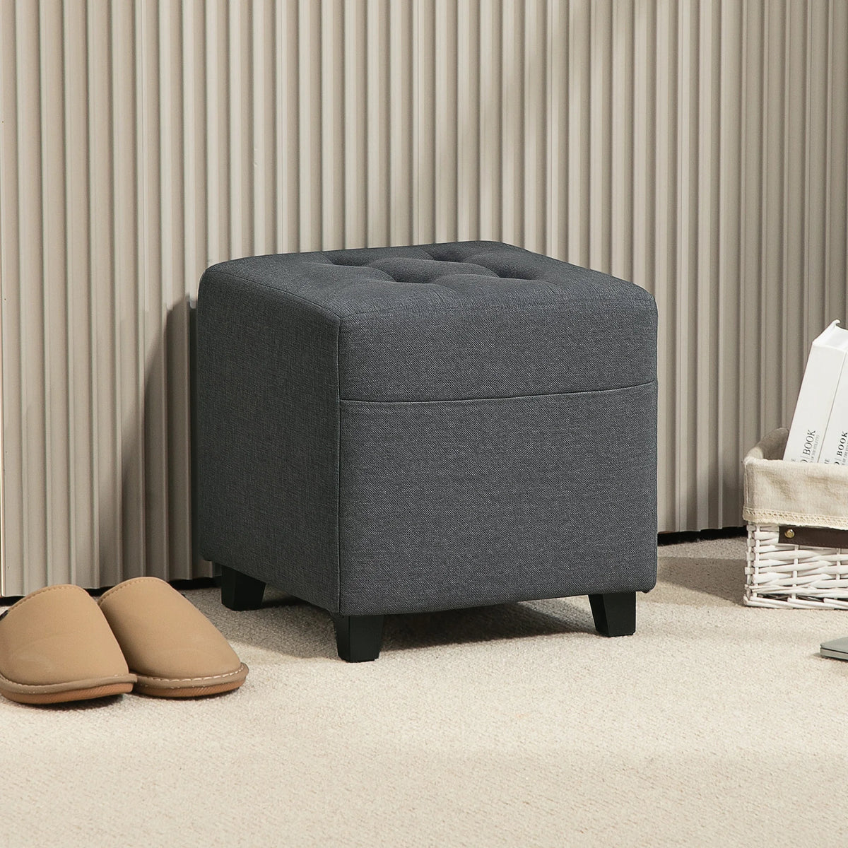 Pouf repose-pieds gris à poche latérale, autre vue dans un salon