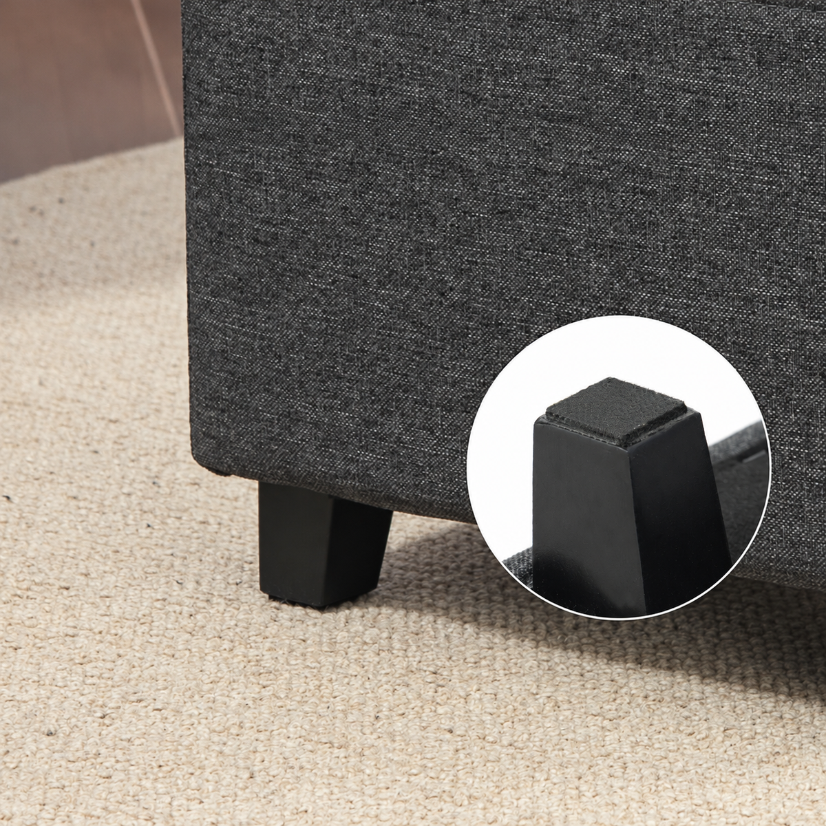 Pouf repose-pieds gris à poche latérale, détails des pieds et des patins
