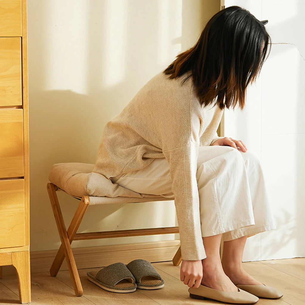 Repose-pieds à structure en bois, en situation avec une personne
