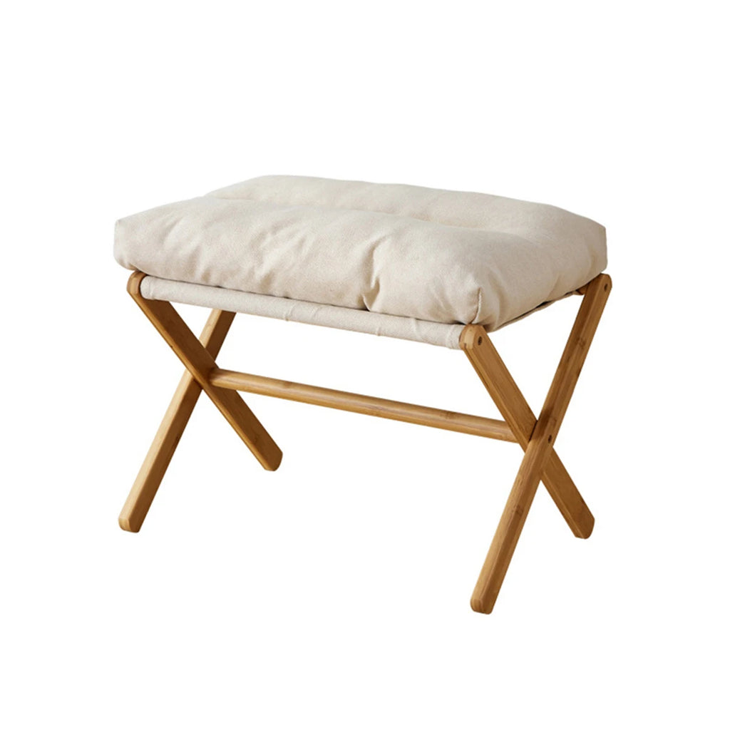 Repose-pieds à structure en bois, vue d’ensemble sur fond blanc