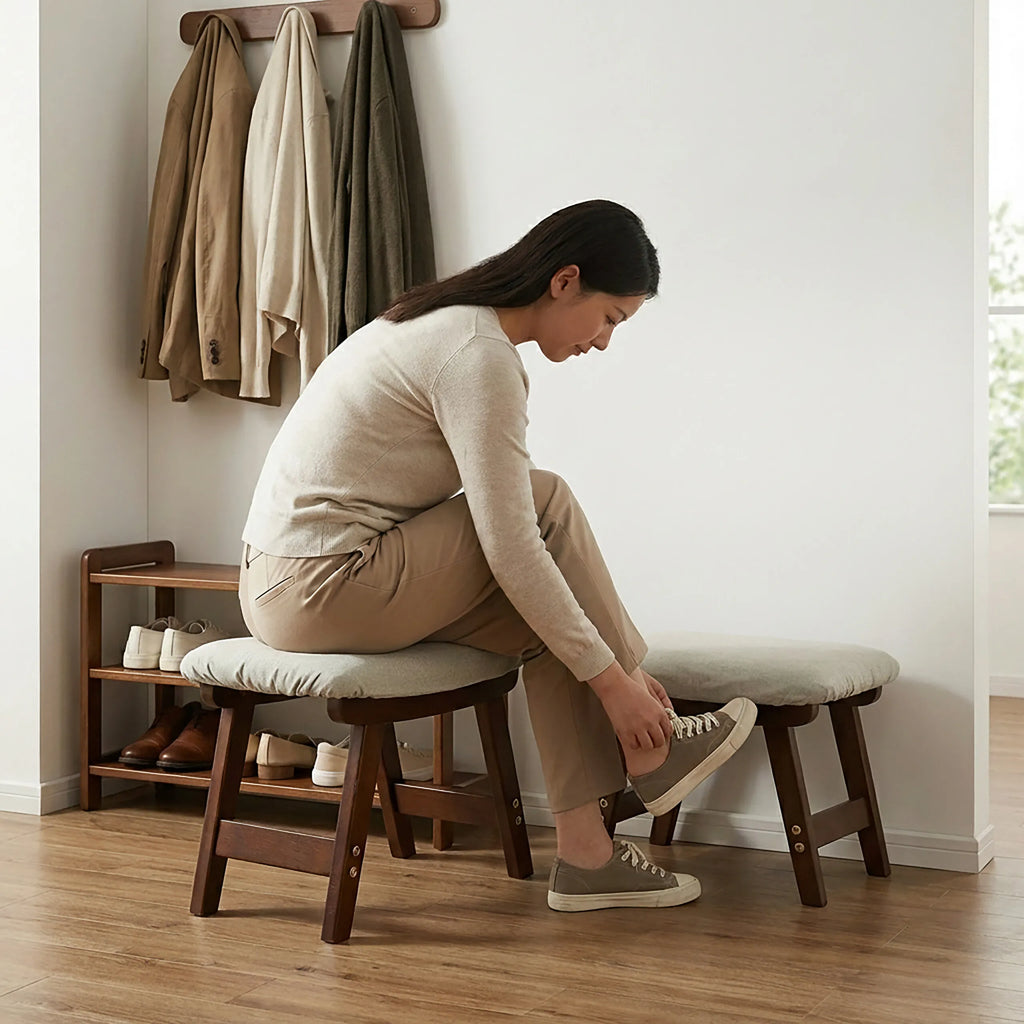 Repose-pieds en bois avec coussin, en situation avec une personne