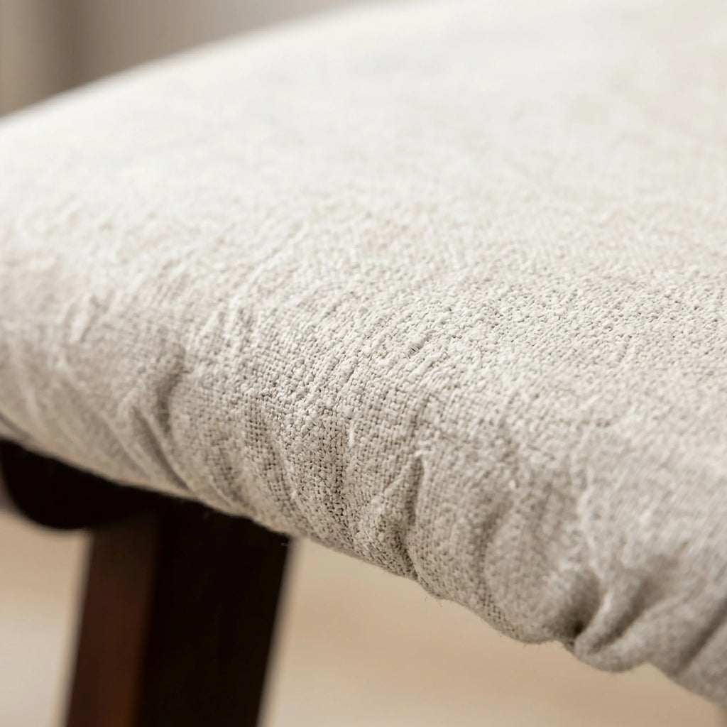 Repose-pieds en bois avec coussin, gros plan du tissu