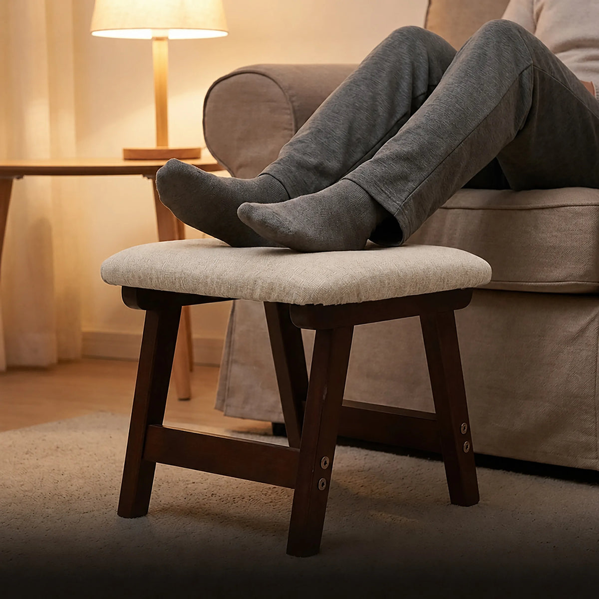Repose-pieds en bois avec coussin, utilisé comme repose-pieds dans un intérieur