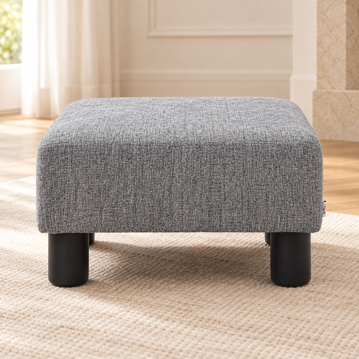 Repose-pieds gris, autre angle dans un salon lumineux