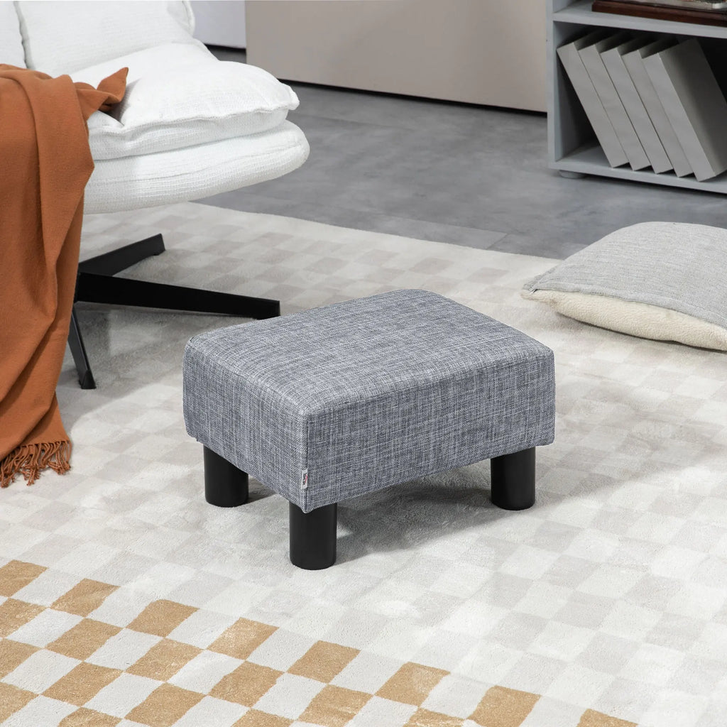 Repose-pieds gris, en situation dans un salon