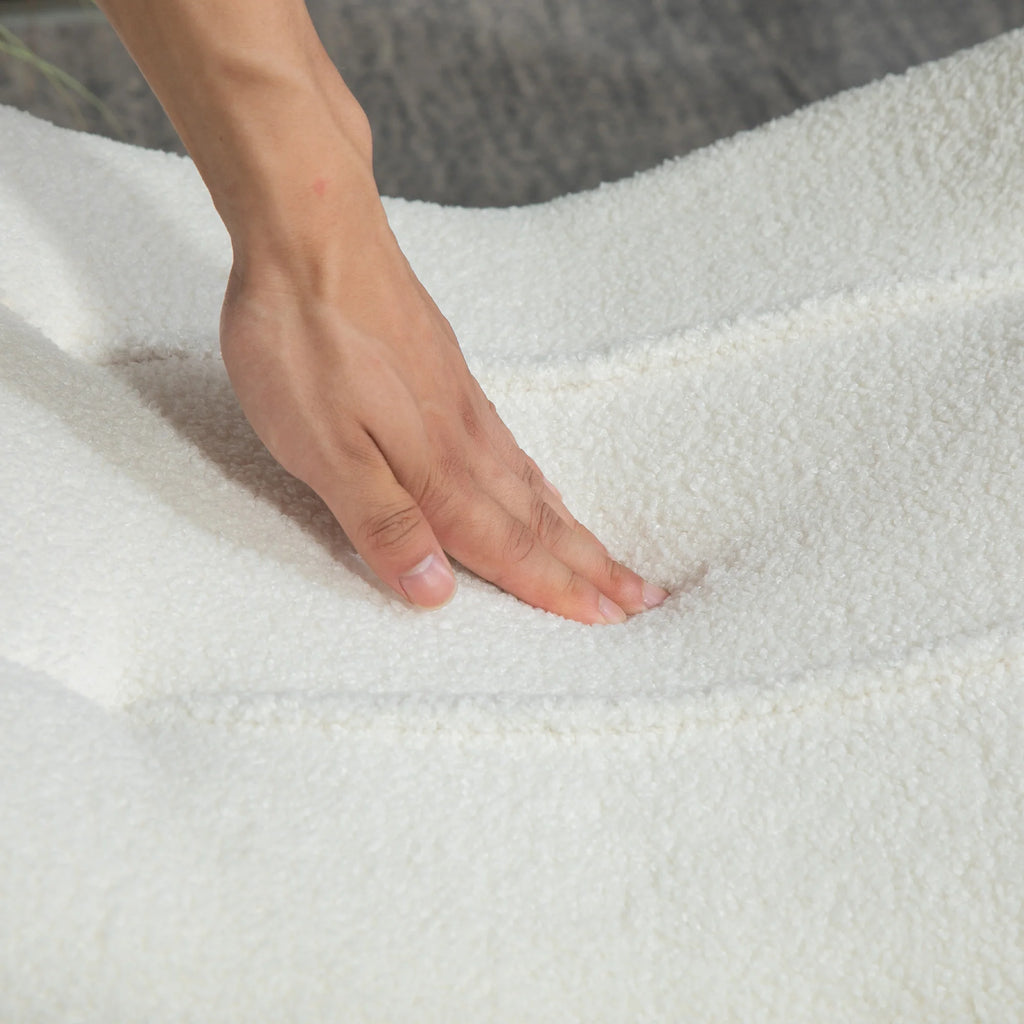 Repose-pieds incurvé en polaire crème à pieds bois, détail du tissu polaire et du rembourrage