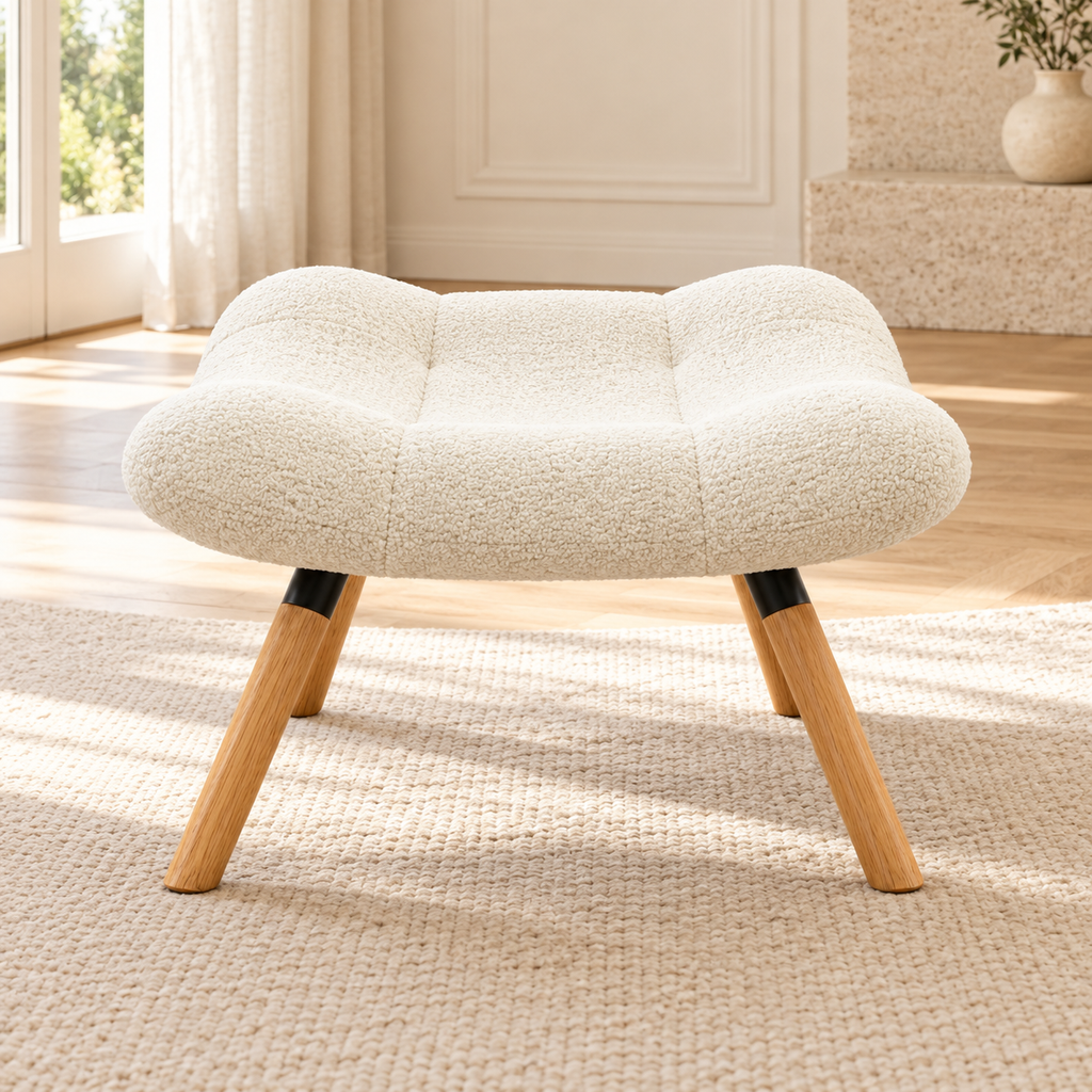 Repose-pieds incurvé en polaire crème à pieds bois, repose-pieds seul, autre angle dans un salon lumineux