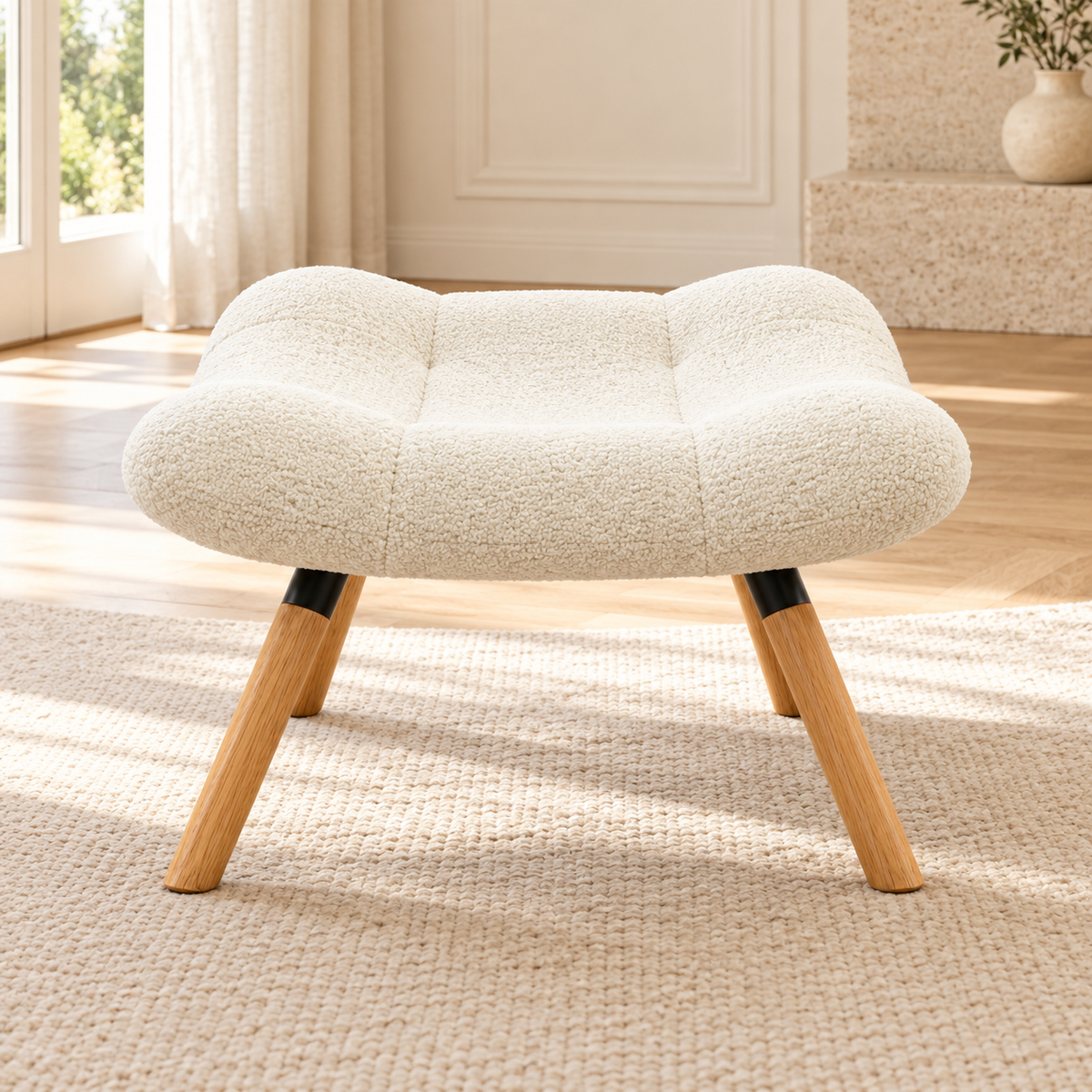 Repose-pieds incurvé en polaire crème à pieds bois, repose-pieds seul, autre angle dans un salon lumineux