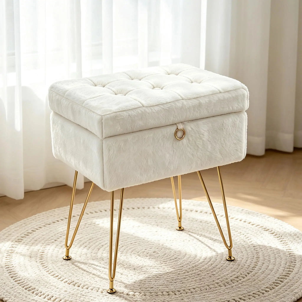 Tabouret coffre rembourré à pieds dorés, blanc, coffre fermé dans un salon