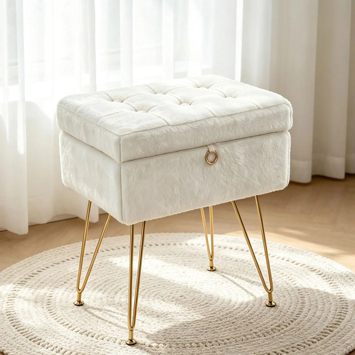 Tabouret coffre rembourré à pieds dorés, blanc, coffre fermé dans un salon