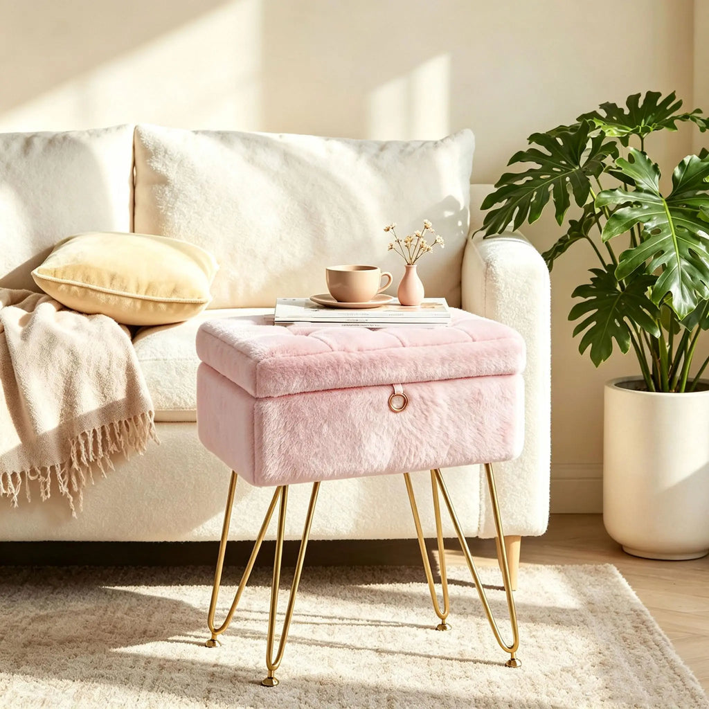 Tabouret coffre rembourré à pieds dorés, rose, autre angle dans un salon