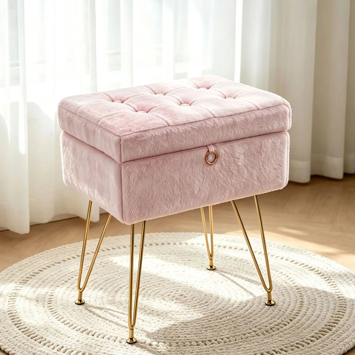 Tabouret coffre rembourré à pieds dorés, rose, dans un salon lumineux