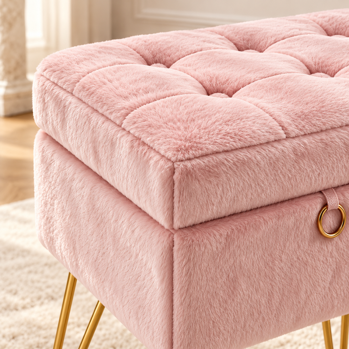 Tabouret coffre rembourré à pieds dorés, rose, coffre fermé, gros plan du revêtement et des finitions